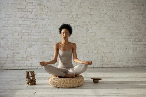 Find inner calm in the hectic everyday life: 5 simple ways to more serenity, clarity, and mental balance—holistic, effective, and sustainable.<br />