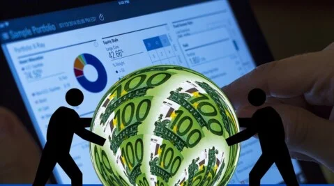 Wohlstand magnetisch anziehen – Kristallkugel mit Geld als Symbol für finanzielle Manifestation