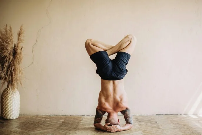 Kopfstand-Meditation – körperliche und geistige Balance für Männer